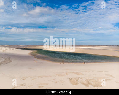 Vue aérienne des dunes de sable et les lagons au Brésil, parc national Lencois Maranhenses dans Maranhao state.Lago azul Banque D'Images