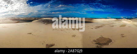 Vue aérienne des dunes de sable et les lagons au Brésil, parc national Lencois Maranhenses dans Maranhao state.Lago azul Banque D'Images