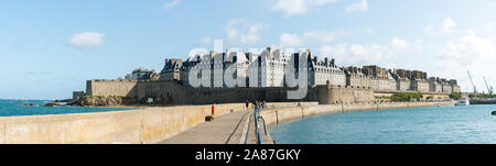 Saint-Malo, Ille-et-Vilaine / France - 19 août 2019:historique français de Saint-Malo en Normandie vu depuis le mur du port jetty Banque D'Images