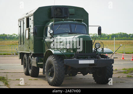 Samara, Russie - le 17 août 2019 : vieux camion militaire soviétique ZIL-157 dans le parking Banque D'Images