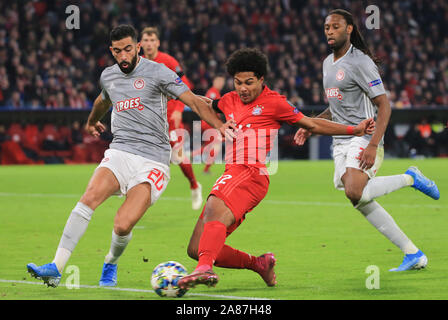 Munich, Allemagne. Nov 6, 2019. Serge Gnabry (C) du Bayern Munich rivalise avec Yassine Meriah (L) de l'Olympiacos lors d'une Ligue des Champions groupe B match entre FC Bayern Munich de l'Allemagne et de l'Olympiakos Le Pirée de Grèce à Munich, Allemagne, le 6 novembre 2019. Crédit : Philippe Ruiz/Xinhua/Alamy Live News Banque D'Images