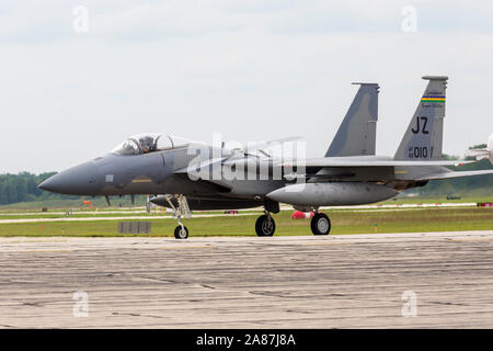 Une paire de United States Air Force F-15 Eagle arriver au 2018 Thunder over Michigan meeting aérien. Banque D'Images