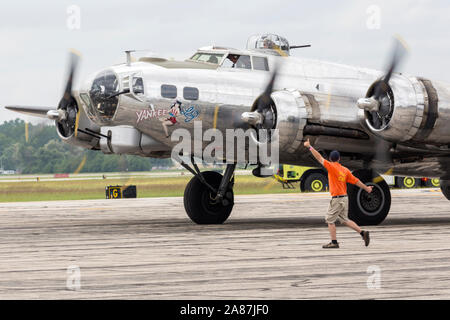 YPSILANTI, MICHIGAN / USA - 25 août 2018 : UNE DEUXIÈME GUERRE MONDIALE B-17 Flying Fortress au 2018 Thunder over Michigan meeting aérien. Banque D'Images