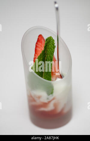 Sorbet à la fraise glace à la menthe dans le cadre d'un restaurant avec une cuillère, prêt à manger Banque D'Images