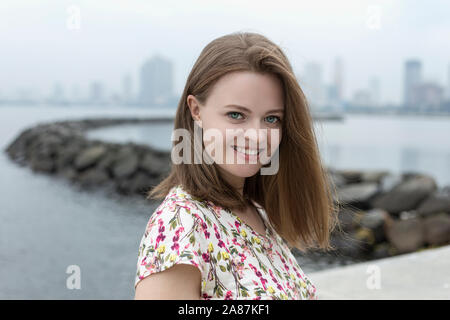 Portrait of smiling jolie belle attrayante caucasian woman girl en chemise fleurie Harbour Square, dans la baie de Manille Banque D'Images