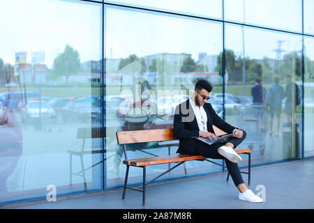 L'homme arabe mec cool pour ordinateur portable utilise un centre d'affaires Banque D'Images