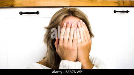 Peur femme couvrant la face en mains. Le stress et l'émotion concept. Banque D'Images