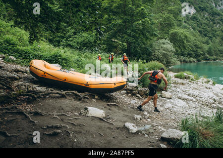 Monténégro Zabljak, Juillet 19, 2019 : en préparation pour le rafting sur la rivière Tara au Monténégro. Banque D'Images