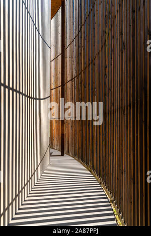 Berlin, Allemagne - 28 juillet 2019 : Chapelle de la réconciliation. Galerie d'intérieur recouvert de treillis en bois Banque D'Images