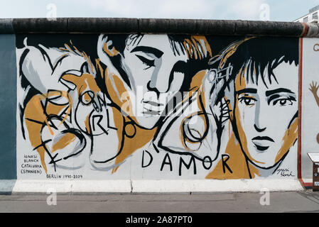 Berlin, Allemagne - le 29 juillet 2019 : East Side Gallery dans le célèbre mur de Berlin divisant l'Est et l'ouest de l'Allemagne. Banque D'Images