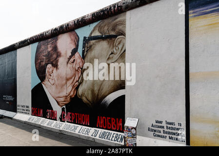 Berlin, Allemagne - le 29 juillet 2019 : East Side Gallery dans le célèbre mur de Berlin divisant l'Est et l'ouest de l'Allemagne. Banque D'Images