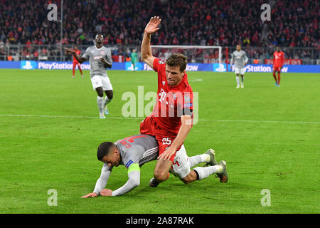 Munich, Allemagne. 06 Nov, 2019. Thomas Mueller (MULLER, Bayern Munich), l'action, les duels contre Youssef El Arabi (Valencia). FC Bayern FC Munich-Olympiacos (Le Pirée) 2-0, Football Ligue des Champions, Groupe B, Groupe, étape 4.journée, 06.11.2019. ALLIANZAREN A. DFL RÈGLEMENT INTERDIRE TOUTE UTILISATION DES PHOTOGRAPHIES COMME DES SÉQUENCES D'IMAGES ET/OU QUASI VIDÉO. Utilisation dans le monde entier | Credit : dpa/Alamy Live News Banque D'Images