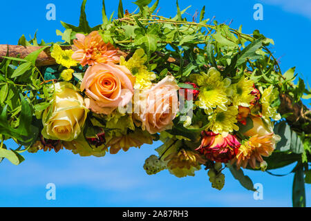 Des fleurs de mariage avec des roses sur fond de ciel bleu Banque D'Images