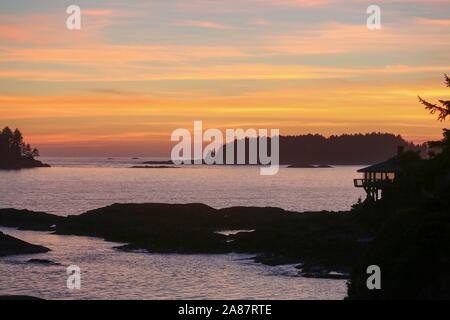 Tofino, Kanada. 05 Sep, 2014. 05.09.2014, Canada, Tofino, côte de Tofino, Vancouver Island, coucher de soleil, les roches, les arbres, la mer, le Pacifique Nord, vue de l'île de Tonquin, photo : Snowfield, Photographie | Conditions de crédit dans le monde entier : dpa/Alamy Live News Banque D'Images