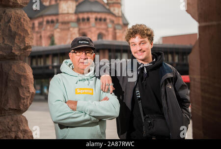 Mainz, Allemagne. 29 Oct, 2019. Jannik Diefenbach (l) se distingue avec son grand-père Alojz Abram, modèle et de l'influence, sur la Gutenbergplatz en face de la cathédrale. Avec, l'Alojz 22 ans, exécute le 'jaadiee Instagram channel'. 'Il est le visage de l'ensemble et je suis le cerveau derrière elle," explique l'Diefenbach répartition des rôles dans l'entreprise familiale Instagram. Crédit : Andreas Arnold/dpa/Alamy Live News Banque D'Images
