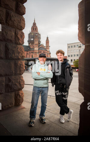 29 octobre 2019, Rhénanie-Palatinat, Mayence : Jannik Diefenbach (l) se distingue avec son grand-père Alojz Abram, modèle et de l'influence, sur la Gutenbergplatz en face de la cathédrale. Avec, l'Alojz 22 ans, exécute le 'jaadiee Instagram channel'. 'Il est le visage de l'ensemble et je suis le cerveau derrière elle," explique l'Diefenbach répartition des rôles dans l'entreprise familiale Instagram. Photo : Andreas Arnold/dpa Banque D'Images