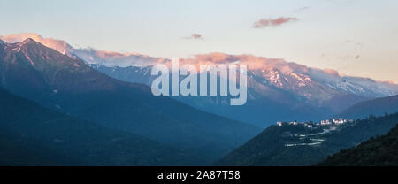 Paysage de montagne. Pic enneigé. Le brouillard et la perspective aérienne Banque D'Images