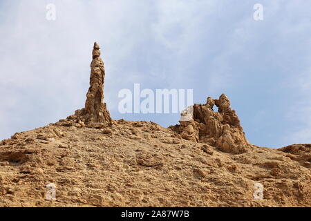 Formation naturelle de roches connue sous le nom d'épouse de Lot, Mer Morte, gouvernorat de Madaba, Jordanie, Moyen-Orient Banque D'Images