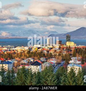 Cityscape, Reykjavik et la baie Faxafloi dans la soirée, Reykjavik, Islande Banque D'Images