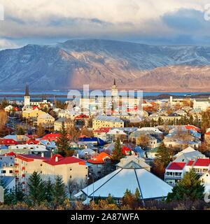 Cityscape, Reykjavik et la baie Faxafloi dans la soirée, Reykjavik, Islande Banque D'Images