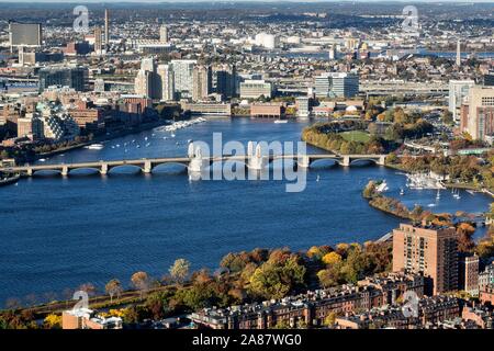 Voir à partir de la Prudential Tower à Charles River, Longfellow Bridge et le nord de la ville, Boston, Massachusetts, New England, USA Banque D'Images