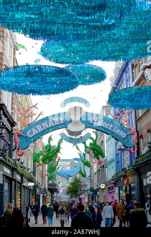 La photo doit être crédité ©Presse 066465 Alpha le 05/11/2019 Décorations de Noël dans Carnaby Street dans le West End de Londres. Cette année Carnaby a collaboré avec la préservation des océans Projet de charité 0 pour cet affichage durable. S'attendre à des scènes sous-marines représentant les zones de l'océan dans le besoin de conservation, à partir de la forêt d'algues flottant et lumineux le corail rose à la mer profonde avec 5 mètres de long qui souffle des baleines, les grappes de bulles géantes de méduses et 200 allumé. squid vampire Plus WhatÕs itÕs, tous été réalisés à l'aide de matériaux recyclés et réutilisables, y compris les déplacés hors des filets de pêche, 500m Banque D'Images