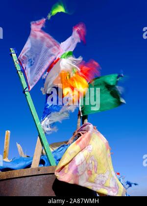 Drapeaux de prière Khatas, marque un sommet et lieu sacré, l'aimag de remorquage Remorquage, Province, Centre de la Mongolie, Mongolie Banque D'Images