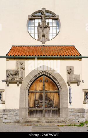 Portail principal, l'église paroissiale de l'assomption de Marie, Bad Wiessee, vallée de Tegernsee, Bavière, Allemagne Banque D'Images