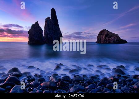 Formation de roche volcanique Ilheus da Côte, côte escarpée de Ribeira de Janela, également Ribeira da Janela, heure bleue, coucher du soleil, l'île de Madère, Porto Moniz Banque D'Images