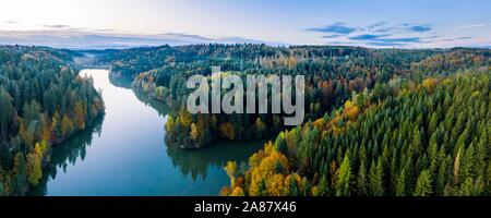 Drone abattu, l'automne dans la Forêt souabe, Herrenbachstausee Herrenbachtal, Goppingen, district, Baden-Wurttemberg, Allemagne Banque D'Images