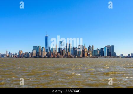 Voir d'Ellis Island à l'horizon de Manhattan avec des gratte-ciel, New York City, New York, USA Banque D'Images