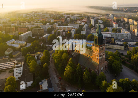 Photographie de drone de la cathédrale de Turku au lever du soleil Banque D'Images
