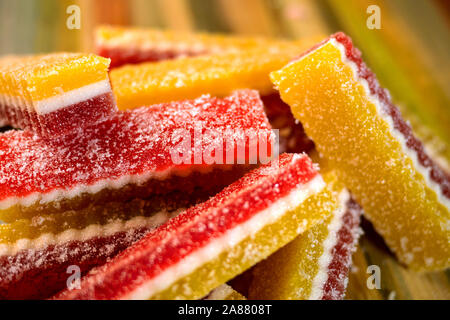 Marmelade de bonbons multicolores se trouvent dans pile sur fond de bois. Focus sélectif. Close-up. Banque D'Images