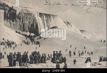 Ice Mountain, Niagara Falls en hiver avec des foules en visite dans une carte postale photographique envoyé en 1910 Banque D'Images