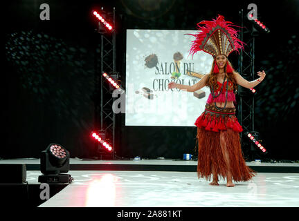 Paris, France. Nov 2, 2019. Robes Show lors du 25e anniversaire du Salon du Chocolat organisée pour la Fondation Children of Africa. Banque D'Images