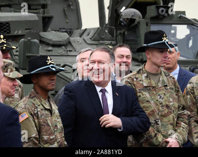 Grafenwöhr, Allemagne. 7Th Nov 2019. Mike Pompeo (2e à partir de la droite), la secrétaire d'État, nous parle de soldats à Grafenwöhr. Photo : Jens Meyer/AP/piscine Crédit photo : dpa dpa alliance/Alamy Live News Banque D'Images