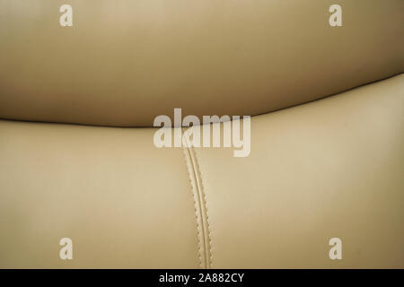 Jaune blanc canapé en cuir, Close up detail. Photographie exposition de meubles Banque D'Images