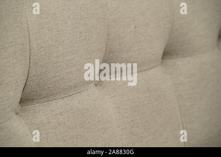 Canapé en tissu gris, Close up detail avec boutons. Photographie exposition de meubles Banque D'Images