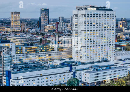 Rotterdam, Pays-Bas, le 28 octobre 2019 : vue de l'Erasmus Medical Center et le centre-ville au-delà au crépuscule lorsque la lumière rendez-vous sur Banque D'Images