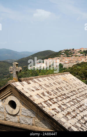 La ville de Sartène en bâtiments de granit la Corse-du-Sud de la France sur l'île de Corse. Banque D'Images