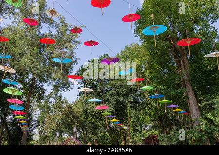 Photo de ciel-parapluies suspendus avec des arbres sur l'arrière-plan de Loi Krathong festival Banque D'Images