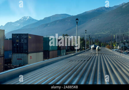 La loi canadienne, Via Rail Canada trans du train de Vancouver à Toronto, à la gare de Jasper, dans les Rocheuses, Alberta, Canada Banque D'Images