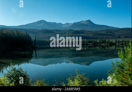 Yellowhead Lake, Colombie-Britannique, Parc National de Jasper, Canada, tiré de l', Via Rail Canada trans former de Vancouver à Toronto Banque D'Images