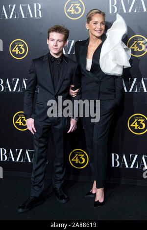 Sharon Stone avec fils Roan Joseph Bronstein au Harper's Bazaar Awards au Palacio de Santona. Madrid, 05.11.2019 | Le monde d'utilisation Banque D'Images