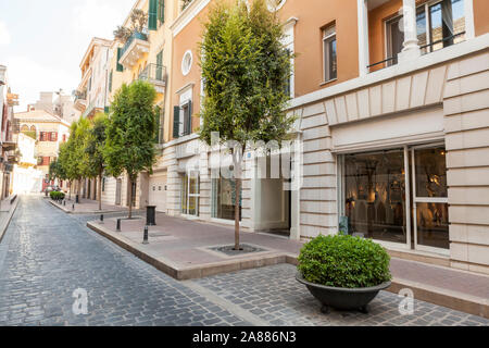 Magasins et boutiques sur une rue pavée de Saifi Village, Beyrouth, Liban Banque D'Images