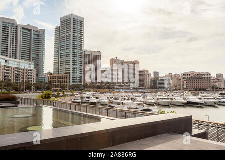 Port de plaisance de Beyrouth et promenade au bord de l'eau à Zaitunay Bay à Beyrouth, Liban Banque D'Images