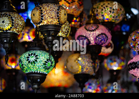 Un tas de lampes turc à l'un des nombreux Kemer boutiques de cadeaux. Antalya, Turquie. Banque D'Images