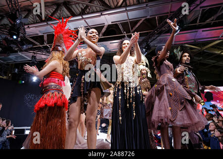 Paris, France. Nov 2, 2019. Robes Show lors du 25e anniversaire du Salon du Chocolat organisée pour la Fondation Children of Africa. Banque D'Images