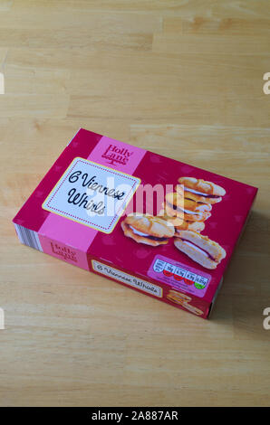 Sachet de Holly Lane ( supermarché Aldi ) 6 Tourbillons gâteaux viennois Banque D'Images