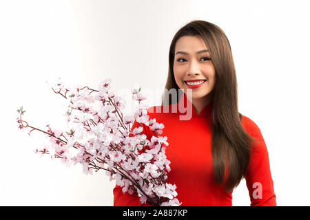 Asian girl Holding Peach Blossom célébrant le Nouvel An lunaire ou fête du printemps Banque D'Images